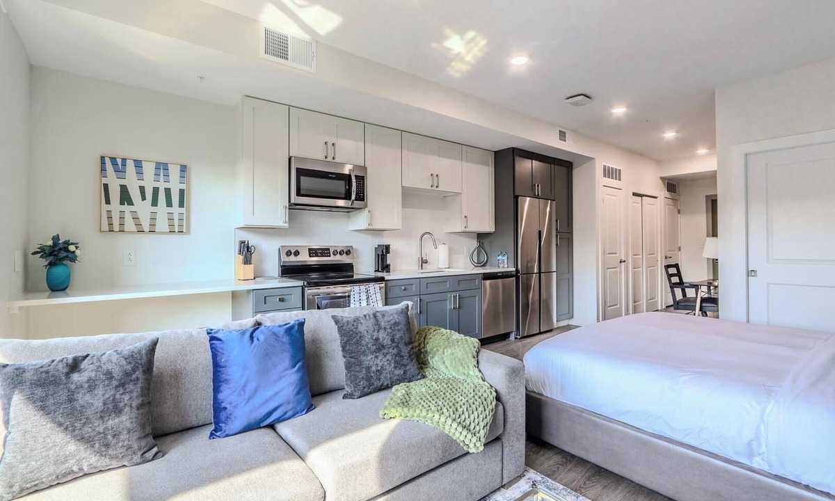 Ithaca Apartment | Landing | Chic Studio, Gym