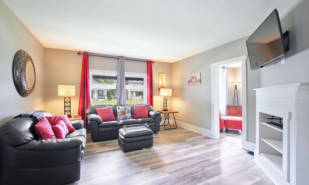Kokomo House | Large home with character .5 Miles to downtown