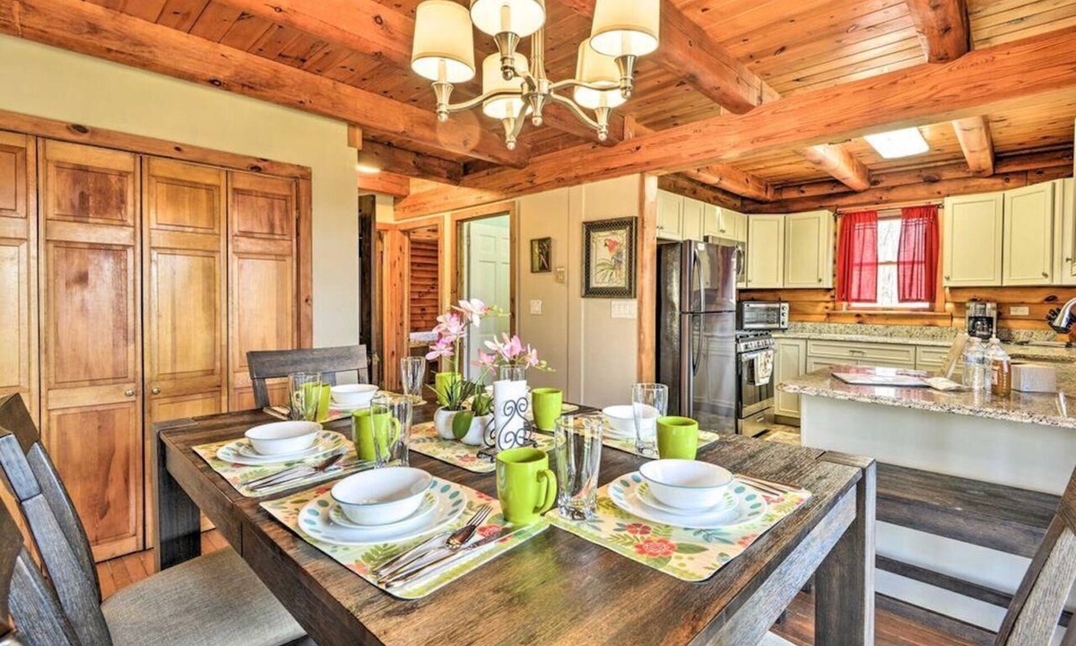 Pleasant Mount Cabin | Log Cabin and Suite · Stylish Poconos Retreat