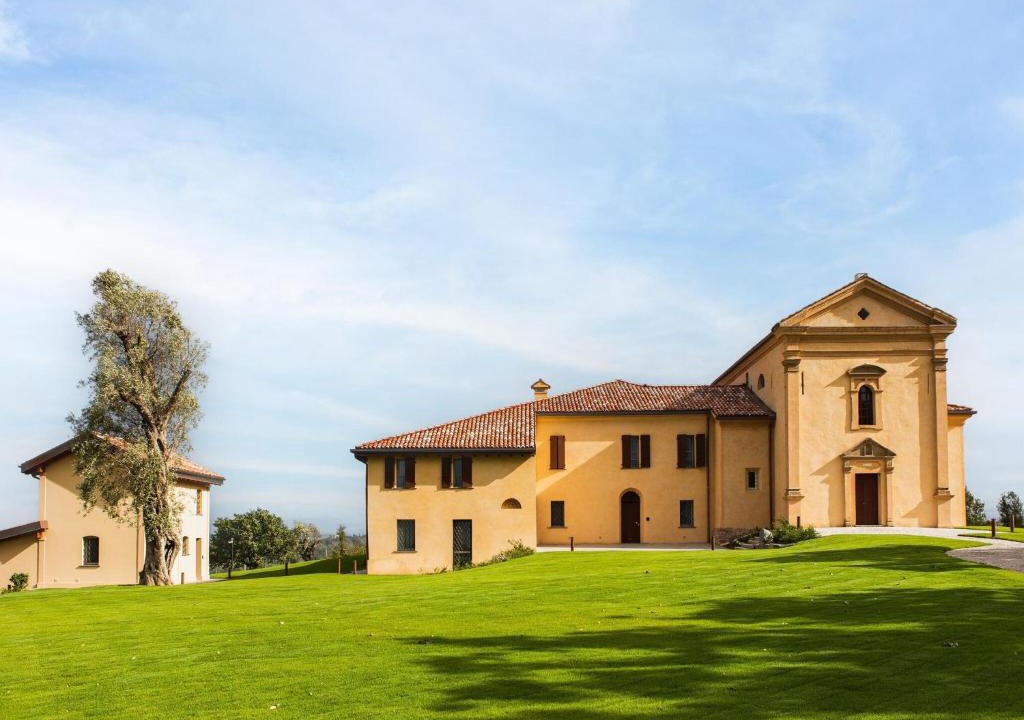 Castel San Pietro Terme House | Lush holiday home in Varignana with bubble bath