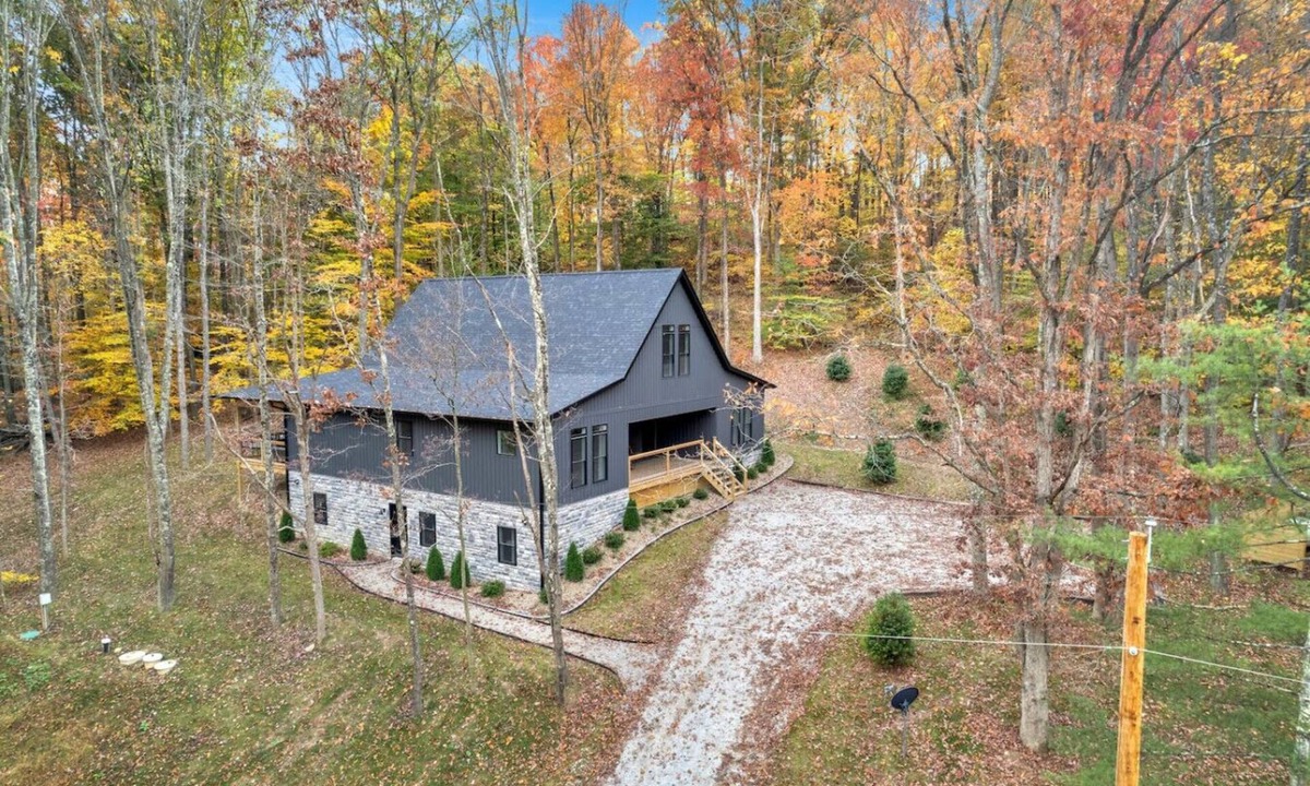 Logan Cabin | Luxurious cabin, sleeps 15 | The Woodford