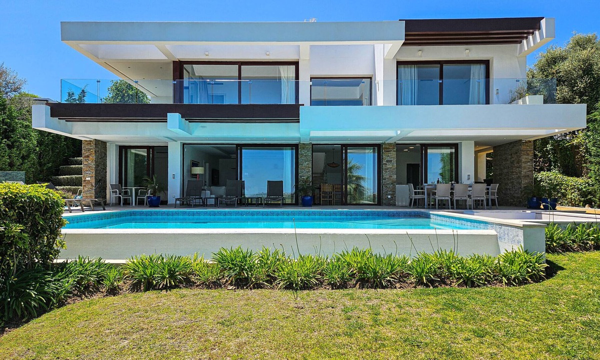 Estepona Villa | Luxurious Frontline Golf Villa with infinity pool and sea-view
