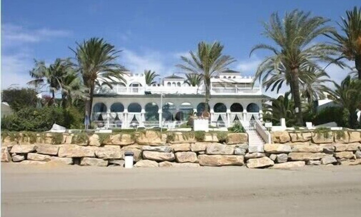 Golden Mile Villa | Luxurious Villa on The Golden Mile :Only a few steps from beach