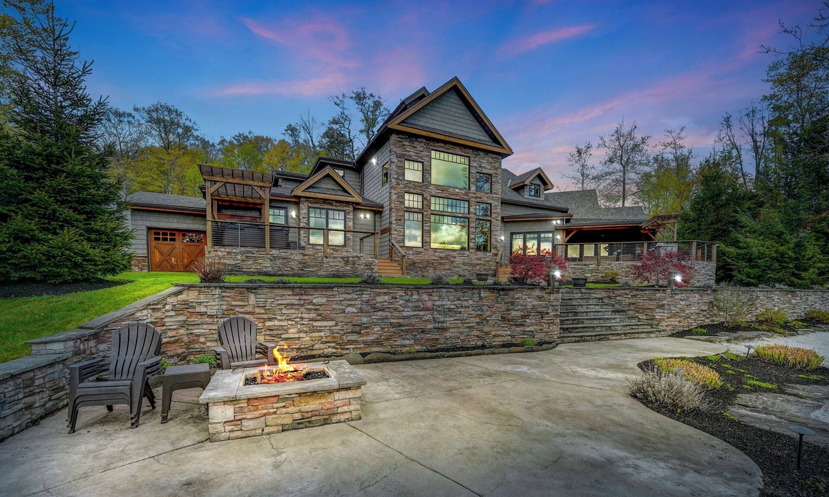 Montrose House | Luxury Lakefront Timber Frame Lodge: Hot Tub~ Kayaks~ Gym~ Fishing~ Sleeps 14+