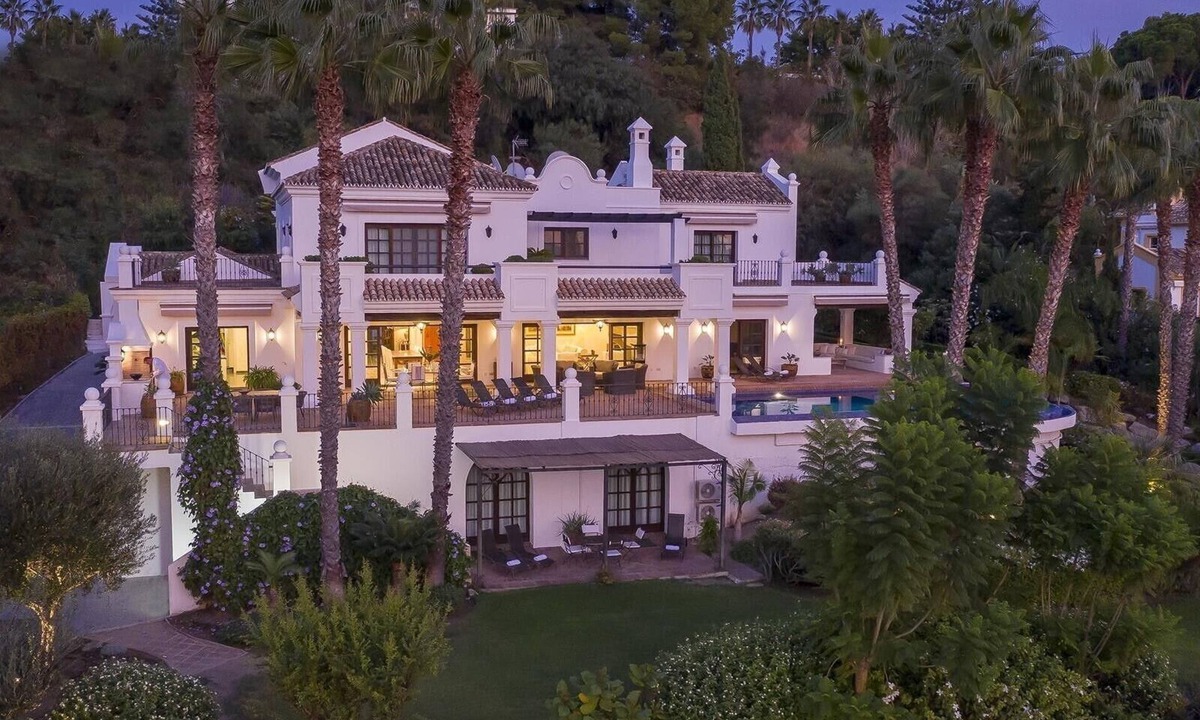El Paraiso Villa | Luxury Villa Sildavia with Pool, Garden, Terrace, Balcony, A/C & Wi-Fi