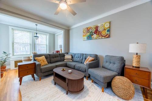 Avondale Apartment | Modern 2BR Avondale with Free Parking Near CTA