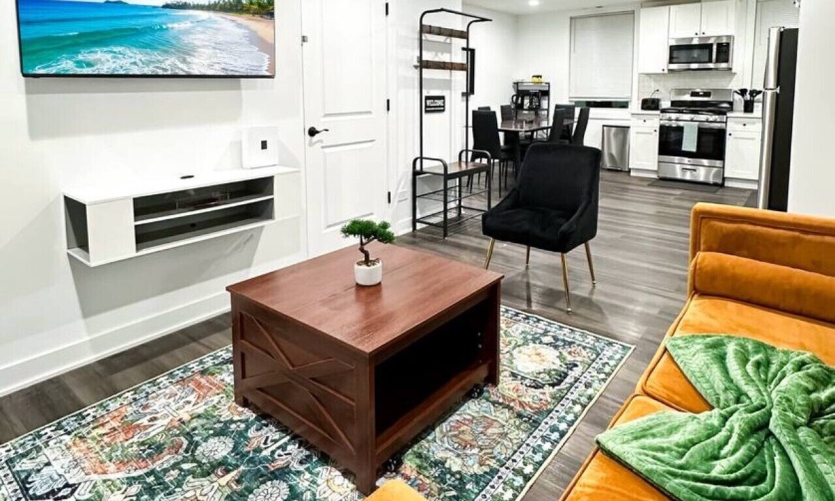 Lavergne Apartment | Modern Berwyn Retreat - 15 Min to Midway - Easy Access to Chicago