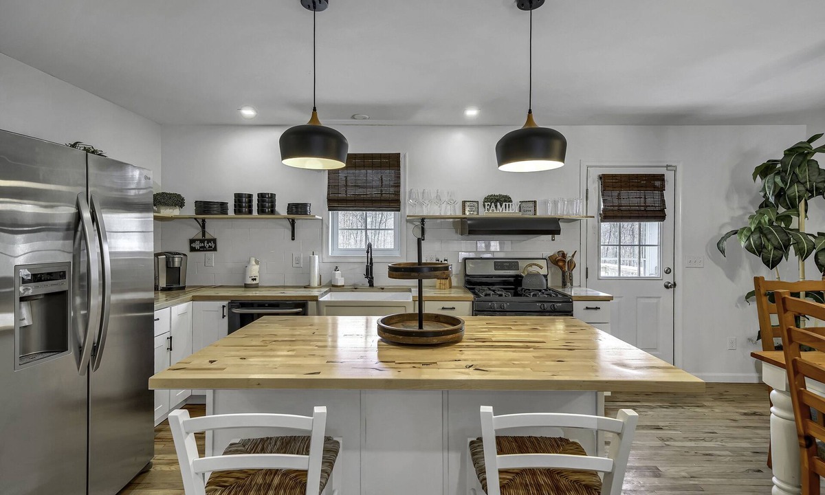 Monroe Villa | MODERN FARMHOUSE HOME ON 5-ACRE DREAM PROPERTY
