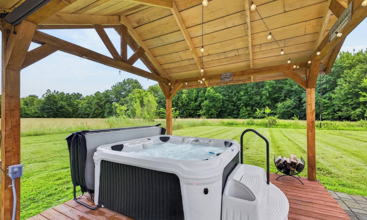 Jasonville House | Modern Tiny Home w/Hot Tub Retreat