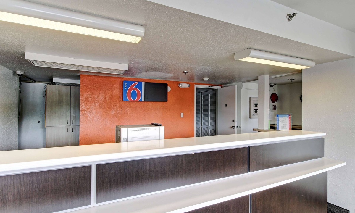 Amherst Hotel | Motel 6 Amherst, OH - Cleveland West - Lorain