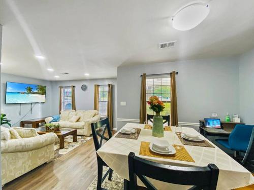Evans House | NEW! Luxe Cottage with Big Backyard 10 Mi to Augusta