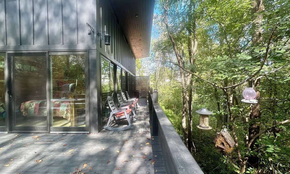 Kedron Cabin | NEW PRIVATE Quiet Cabin~Mountain Forest View~HOT TUB~3 KING BEDS~FIRE PIT~1 ACRE