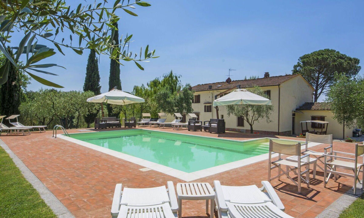 Lamporecchio Villa | Nice apartment in villa for 14 guests with private pool, WIFI, TV, balcony and pets allowed