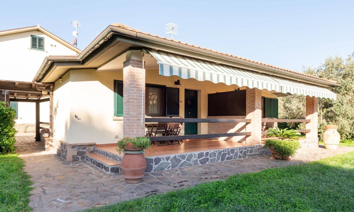 Castiglione della Pescaia Villa | Nice apartment in villa for 3 guests with A/C, WIFI and terrace