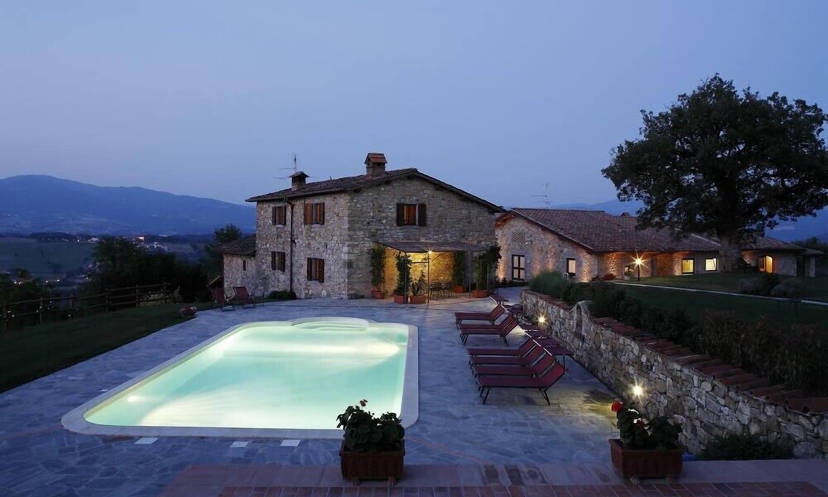 Porrena House | Panoramic villa with heated pool, party room and catering on demand