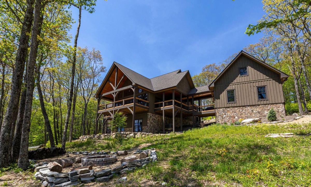 Banner Elk Cabin | Papa Bear Lodge at Eagles Nest- Ridgetop home with views, fire pit, arcade, 75 inch tv