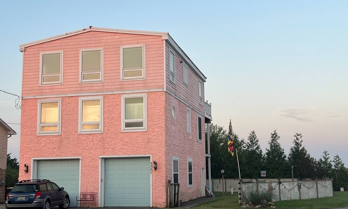 Milford House | Peaceful South Bowers Beach Pink Firehouse near DE Turf with amazing views