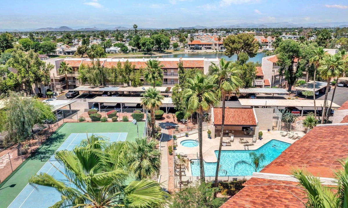 Lake Biltmore Village Condo | Penthouse suite two bed, kingsize beds, updated, heated pool & spa