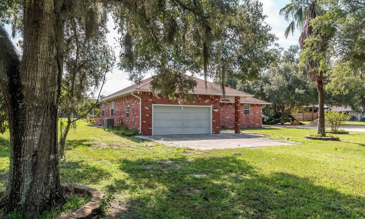 Williston House | Pet friendly updated home close to HITS, WEC, Rainbow Springs, and Devils Den!