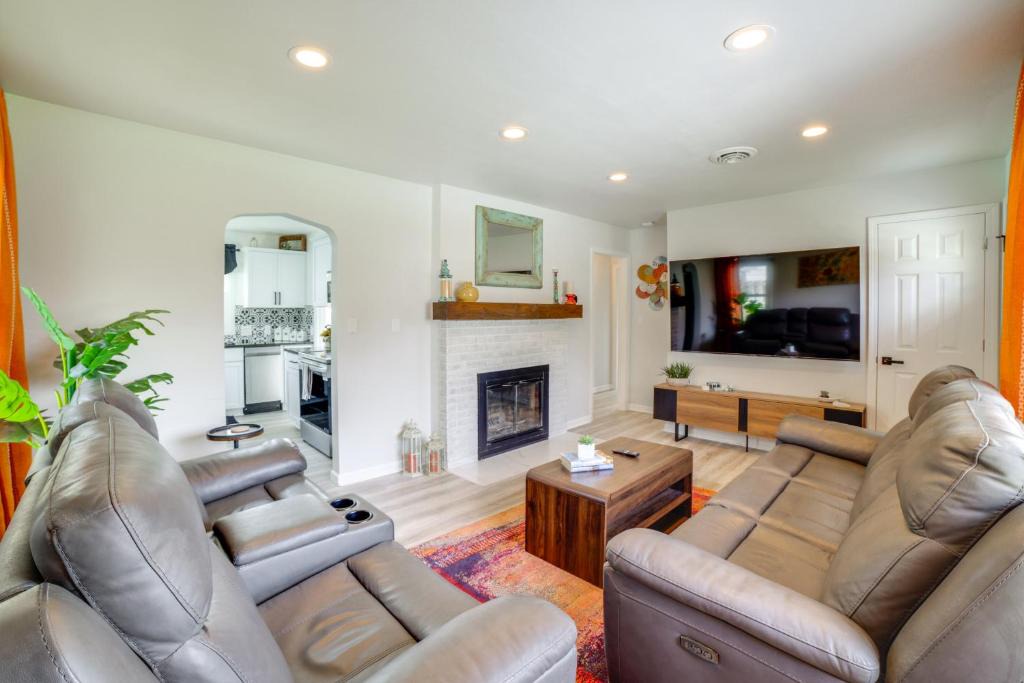 La Porte House | Pet Friendly w/Yard! Modern La Porte Home By Dtwn