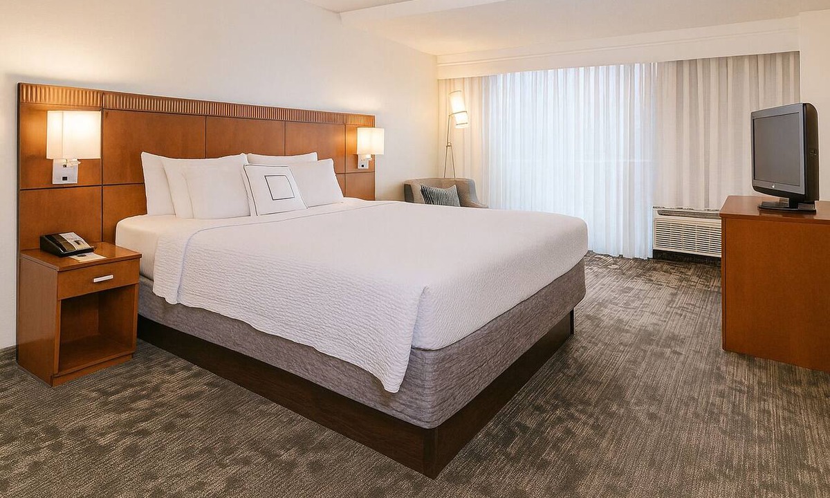 Rosslyn Hotel | Prime Location! Comfortable Accessible Room, Self Parking & Onsite Starbucks!