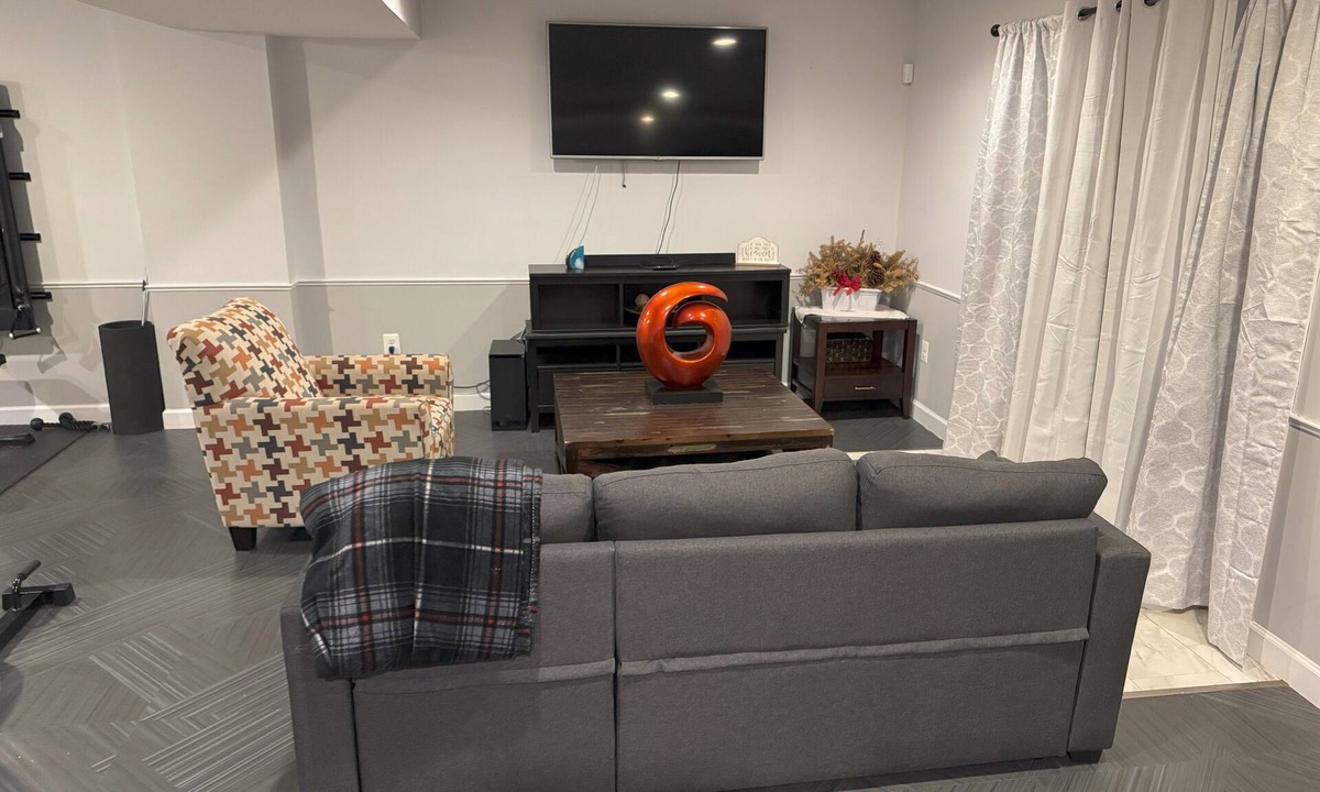 Severn Apartment | Private 1BD Basement Apartment w. Gym