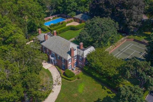 Fairfield House | Private Resort Mansion with Pool