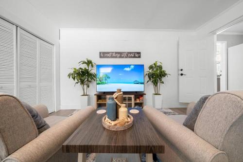 Ocala House | Private suite | pool access | close to all Ocala!