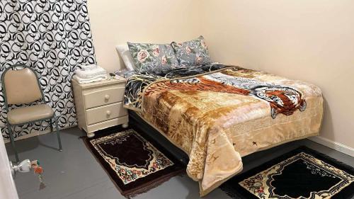 Newark House | Queen Bedroom @ Divine Villa and Resort 6 mins EWR Airport and 4mins to Train Station