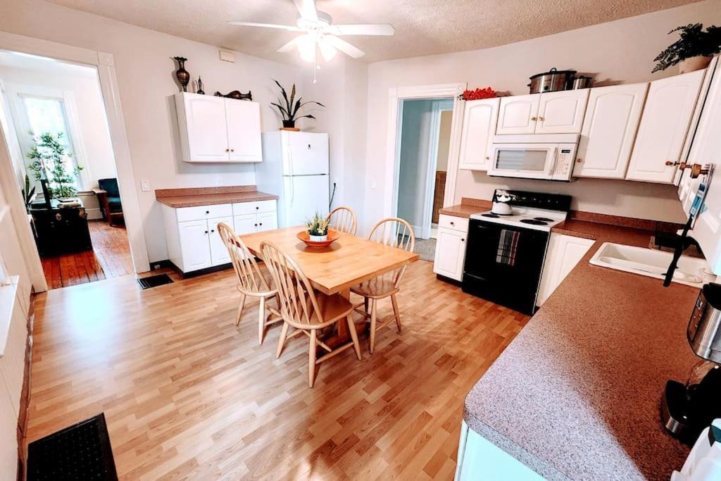 New Haven Apartment | Queen Beds, Fast WiFi, Free Parking, Central A/C, TV's