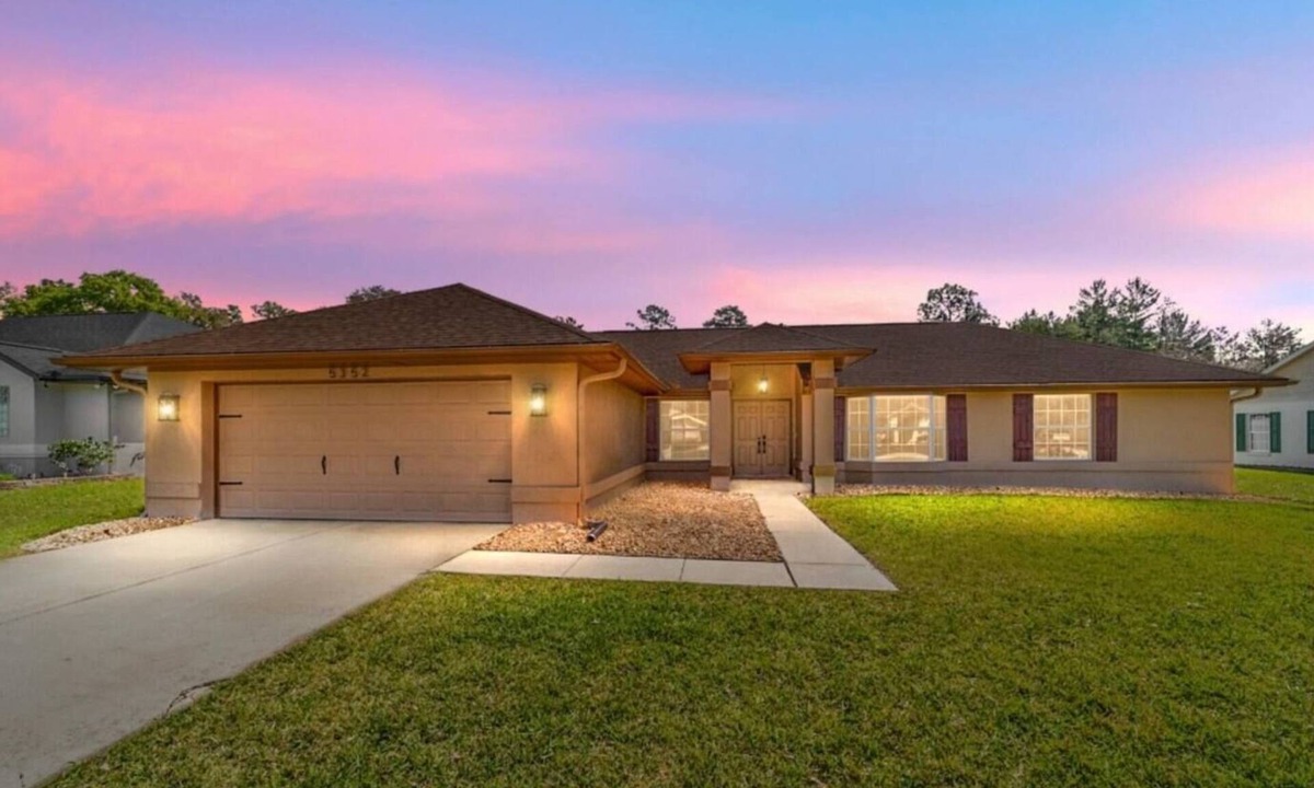 Ocala House | Quiet, peaceful neighborhood. HUGE fenced yard. Clean beautiful home-WEC & FAST