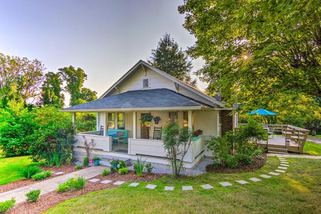 Mars Hill House | Restored Mars Hill Home on 1 Acre: Walk to Town!