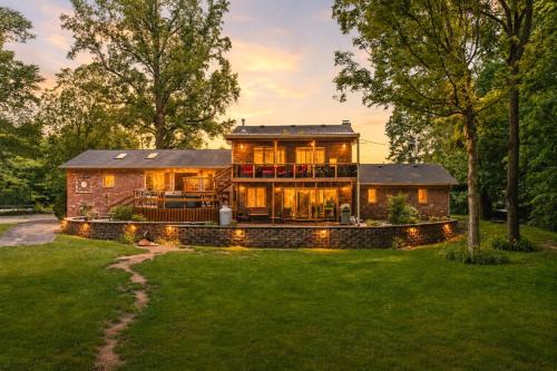 Fishers House | River Retreat Secluded Oasis with Hot Tub-Family Friendly