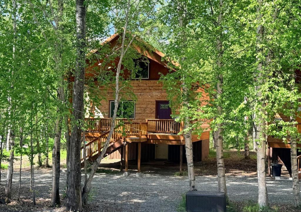 Houston Villa | Riverfront, Authentic, Luxury Log Cabin-Gray Wolf