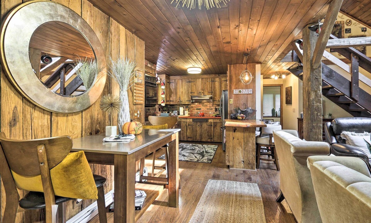North Branford House | Rustic Retreat w/Hot Tub in North Branford!