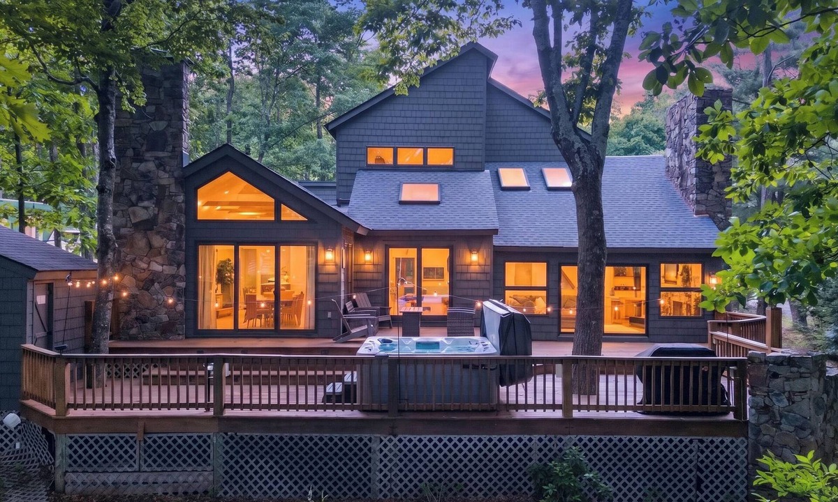 Nellysford House | Sauna & Hot Tub - 7th Hole Chalet - Sleeps 14