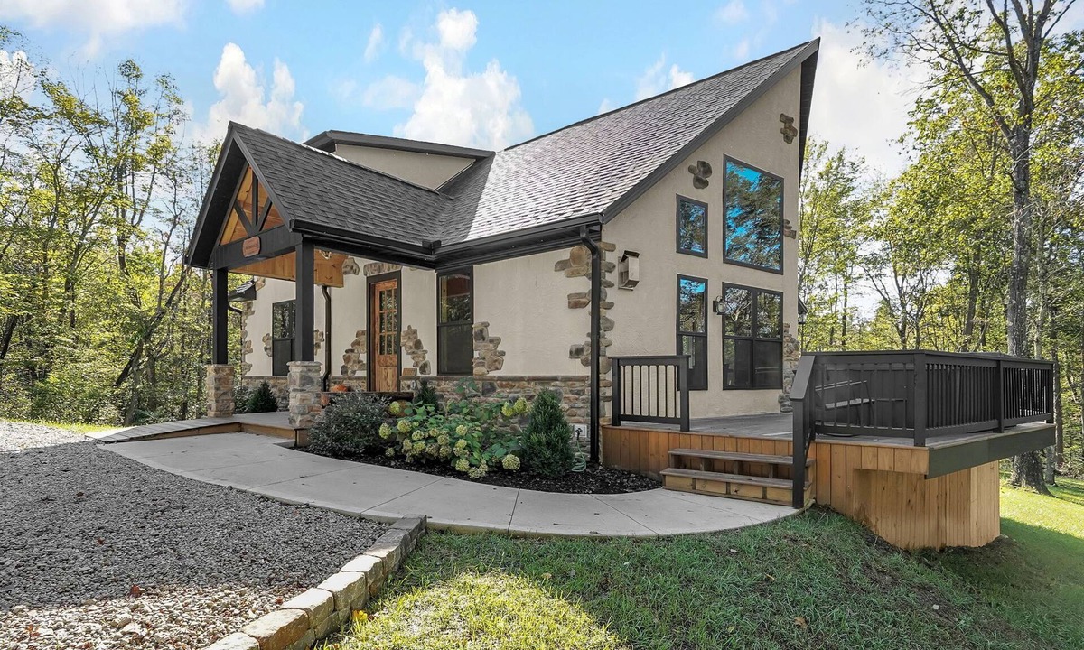 Logan Cabin | Secluded Cottage in Rustic Hocking Hills,Hot tub, Firepit, Gameroom, Golden tee.