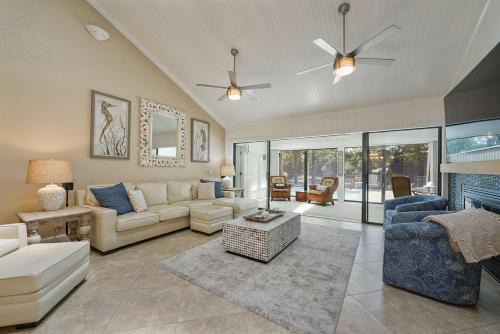 Gulf Pines House | Shell Mates - Luxury Lakefront Vacation Rental with Private Pool Space & Outdoor Area