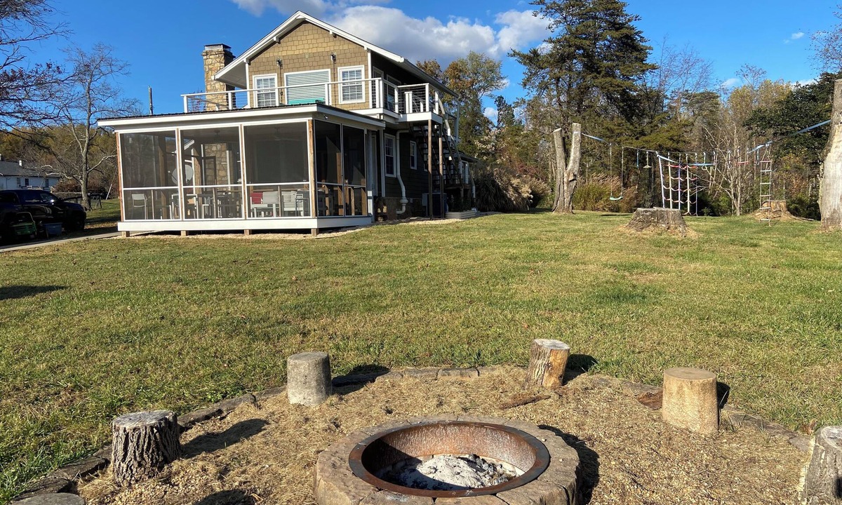 Hood House | Shenandoah 3BR Mountain Retreat on 15 Acres – Views, Fire Pit, and More!