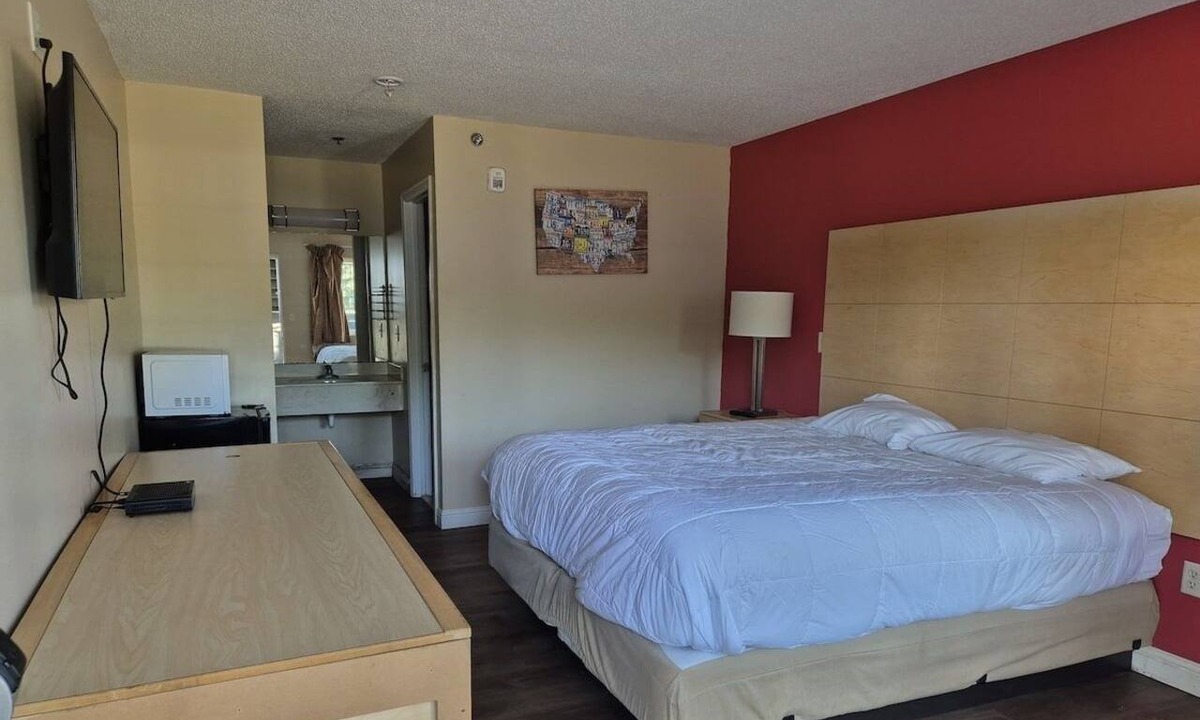 Chickamauga Hotel | Single Room Comfort Near Tennessee Aquarium & Historical Sites