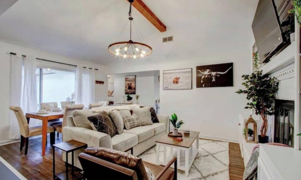 Indianapolis House | Single-Story Charmer! 5BR! Pet Friendly Getaway
