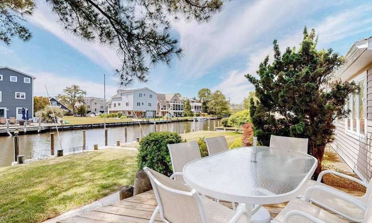 South Bethany Harbor House | South Bethany bay-view home with dock, deck, kayaks, & bikes
