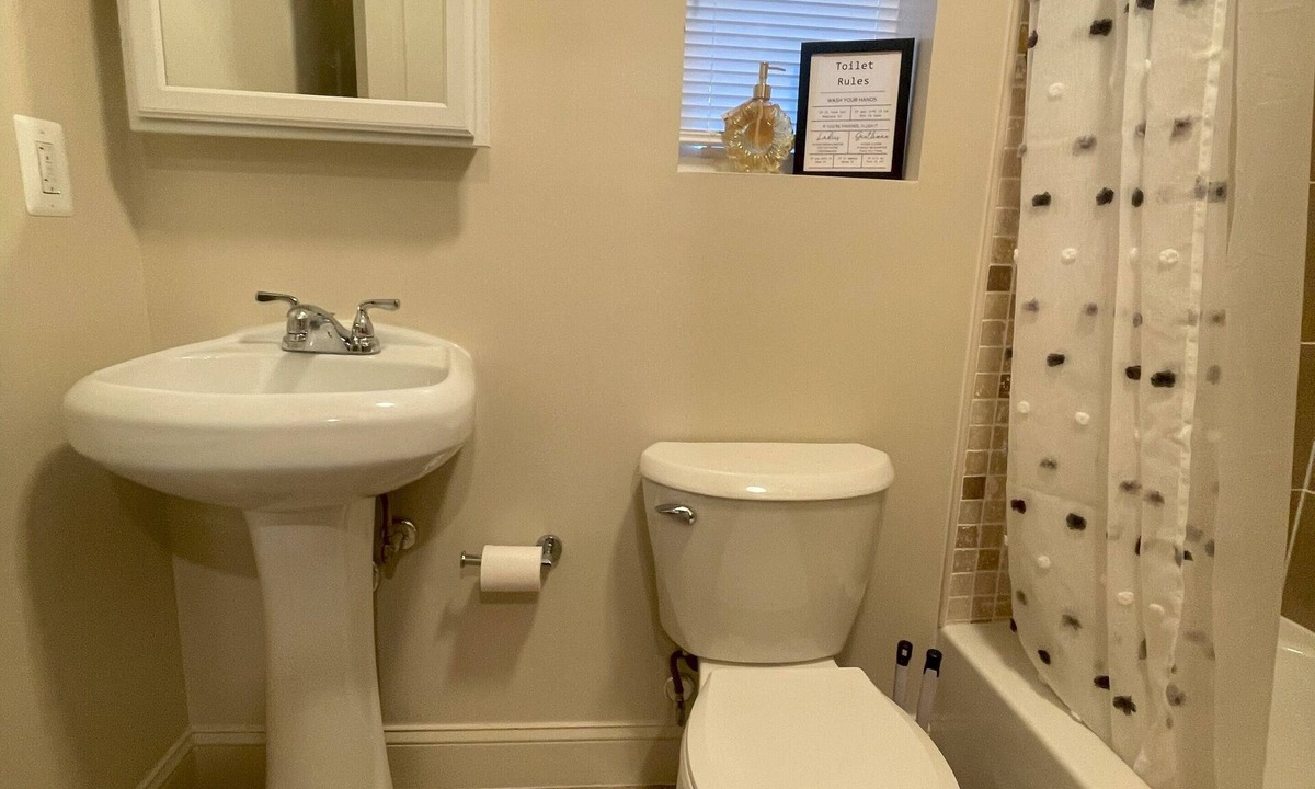 Washington Apartment | Spacious 4-bedroom apartment with AC, WiFi in amazing Washington DC