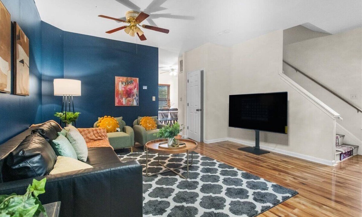 Nauck House | Spacious 4BR Townhouse - Sleeps 13 - Near DC & Metro