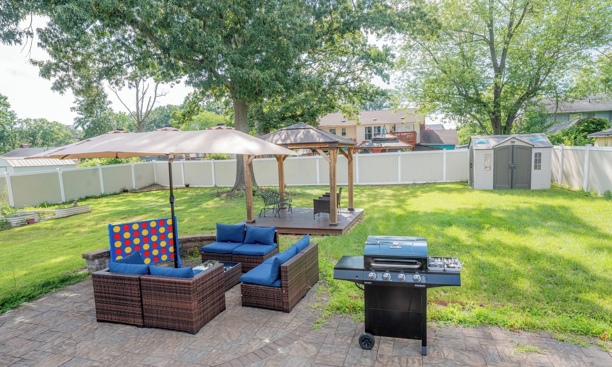 Friendly House | Spacious 5BR w/Private Fenced Backyard Near Nat'l Harbor, MGM & D.C.