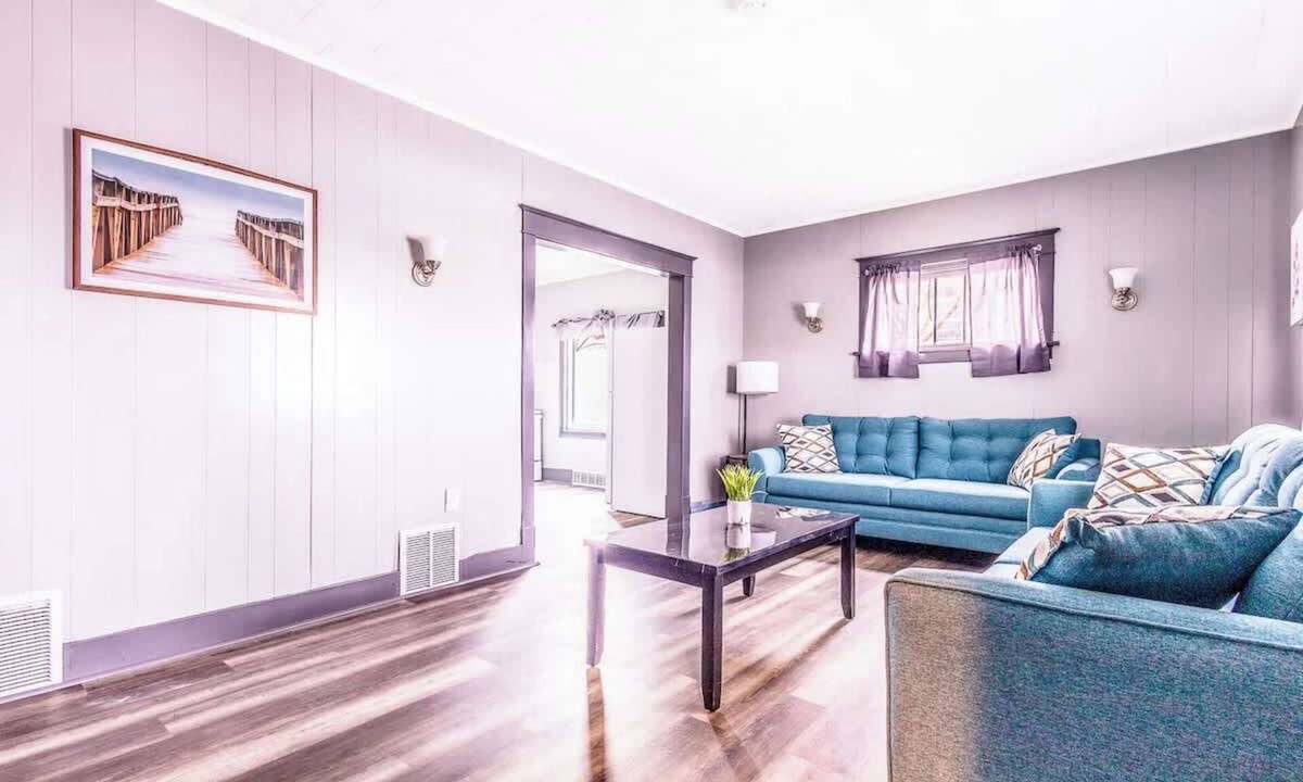 Downtown Niagara Falls House | Spacious 6BR 2BA in Niagara Falls.