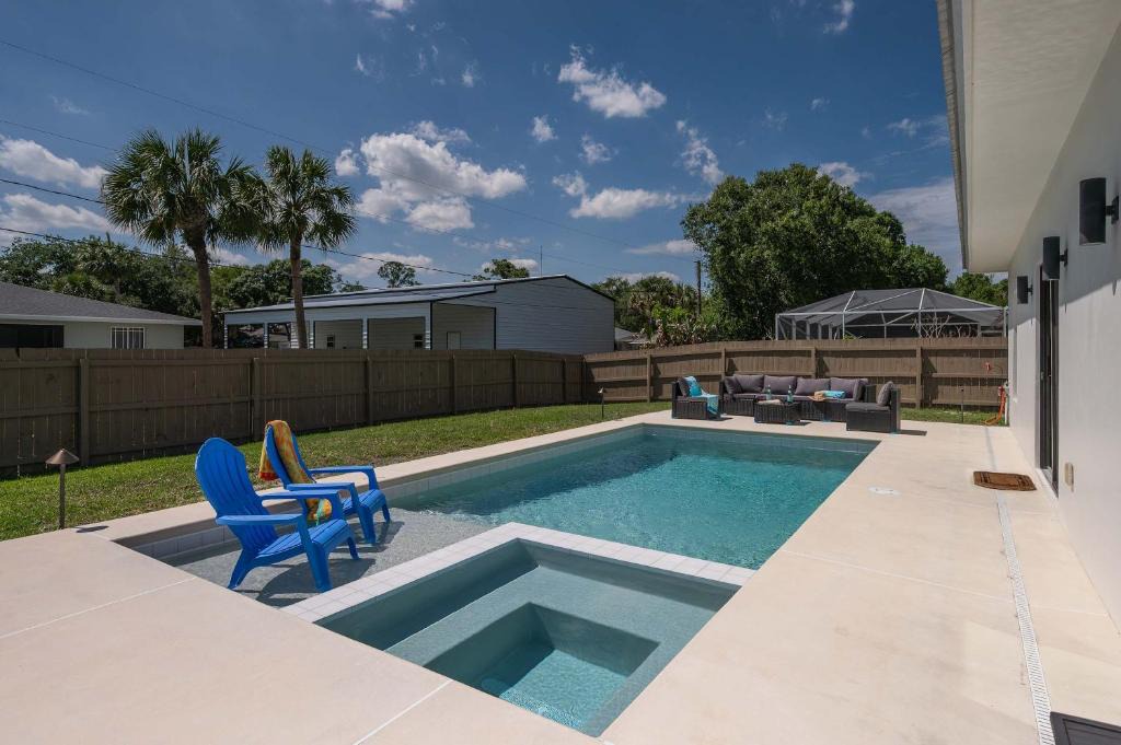 Florida Ridge House | Spacious home private pool patio & bbq