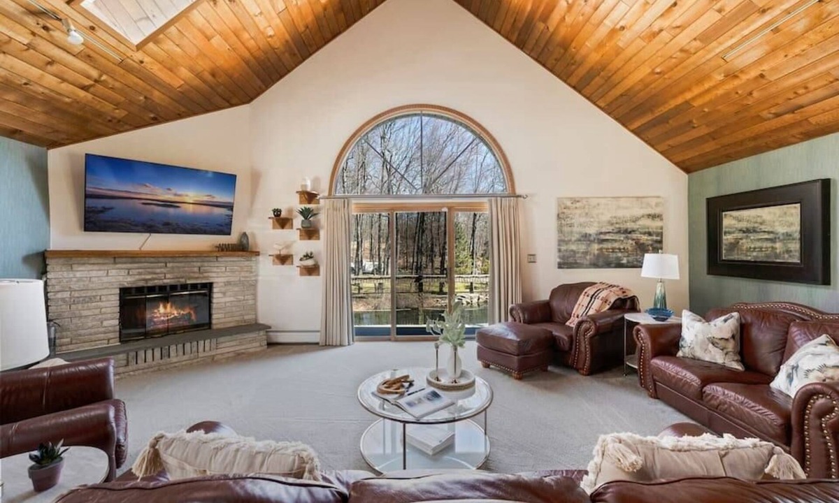 Monroe House | Spacious Home w/Pool/Hot Tub, Mins to Parks/Skiing