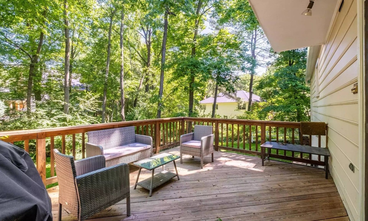 Potomac House | Spacious house 5-bedroom, 4.5 Bath in quiet, charming Potomac with AC, WiFi, W&D