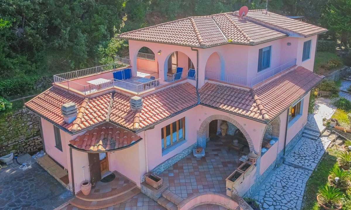 Procchio Villa | Spacious villa just a few steps from Paolina Beach.